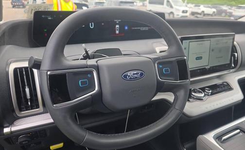 Oxford White 2025 Ford Expedition Active