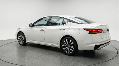 Glacier White 2025 Nissan Altima SV FWD