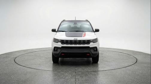 Bright White Clearcoat 2025 Jeep Compass Trailhawk