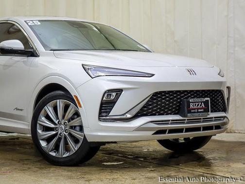 White Frost Tricoat 2025 Buick Envista Avenir FWD