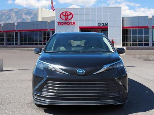 2024 Toyota Sienna LE