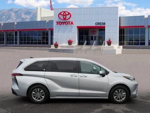 2021 Toyota Sienna XLE 8 Passenger