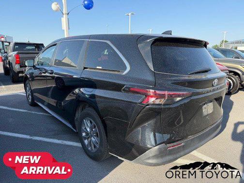 2023 Toyota Sienna LE