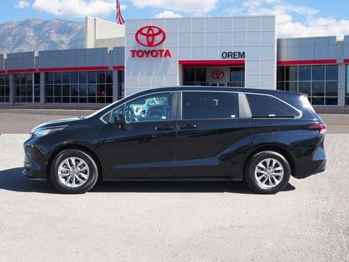 2023 Toyota Sienna LE