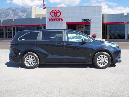 2023 Toyota Sienna LE