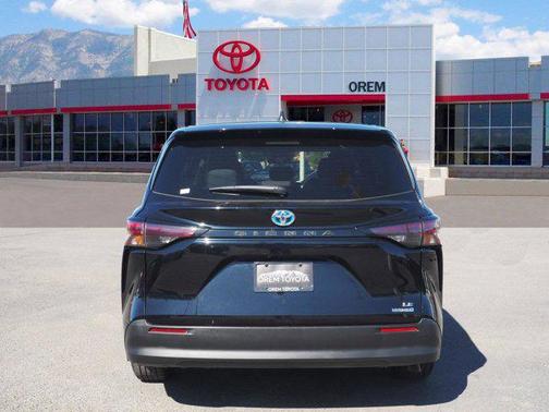 2023 Toyota Sienna LE