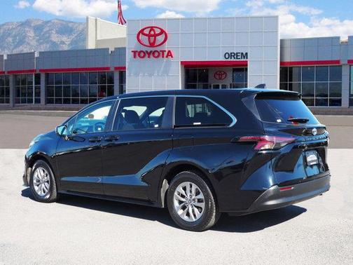 2023 Toyota Sienna LE