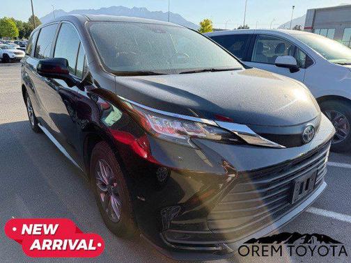 2023 Toyota Sienna LE