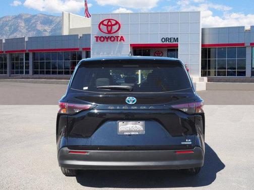 2023 Toyota Sienna LE