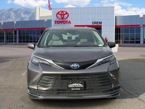 2024 Toyota Sienna LE