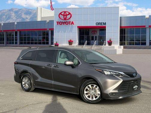 2024 Toyota Sienna LE