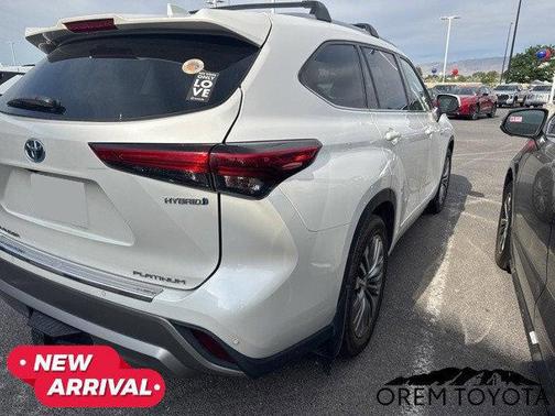 2021 Toyota Highlander Hybrid Platinum