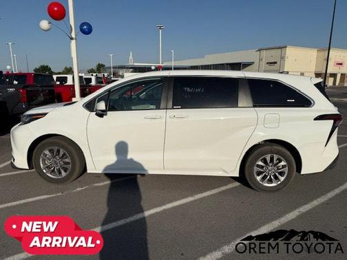 2023 Toyota Sienna LE