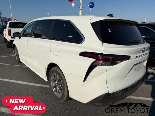 2023 Toyota Sienna LE