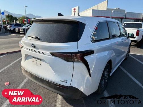2023 Toyota Sienna LE