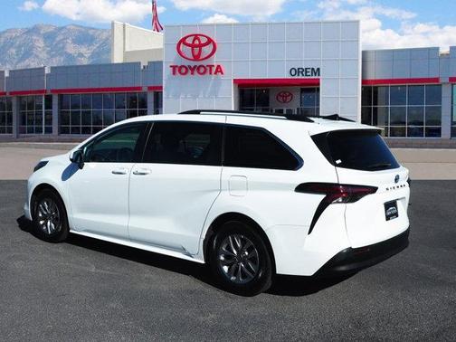 2022 Toyota Sienna LE
