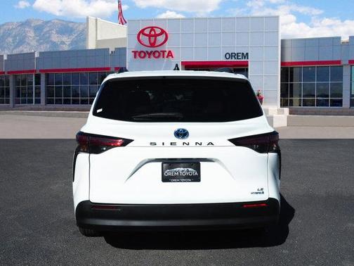 2022 Toyota Sienna LE