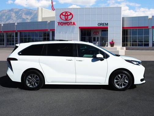 2022 Toyota Sienna LE