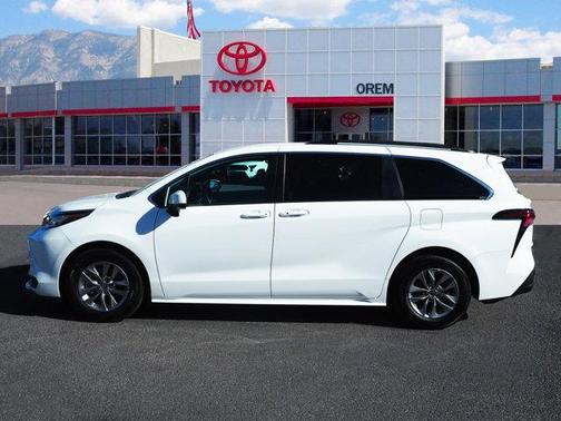 2022 Toyota Sienna LE