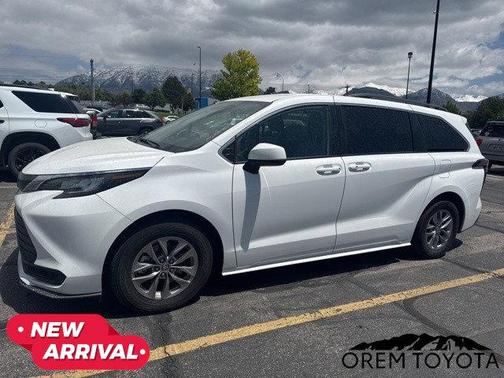 2022 Toyota Sienna LE