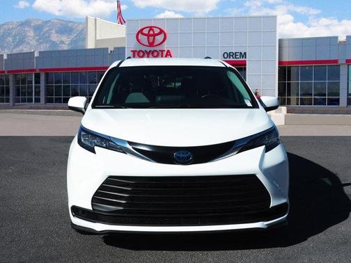 2022 Toyota Sienna LE