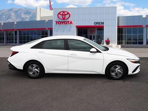 2024 Hyundai ELANTRA SE