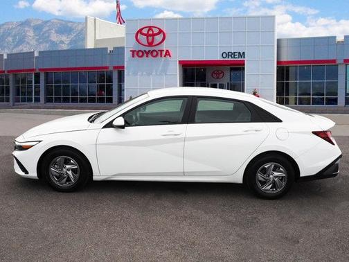 2024 Hyundai ELANTRA SE