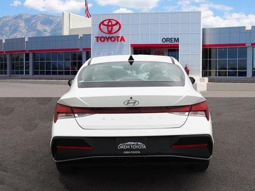 2024 Hyundai ELANTRA SE