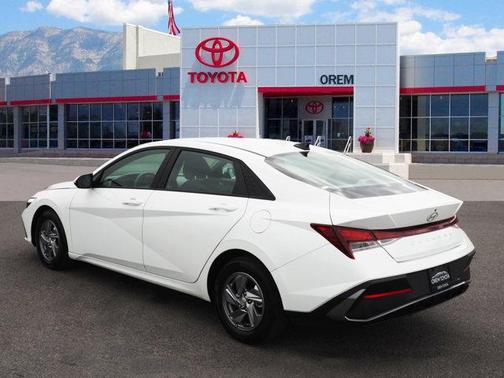 2024 Hyundai ELANTRA SE