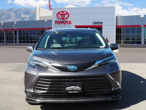 2024 Toyota Sienna LE