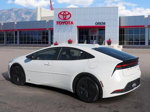 2025 Toyota Prius LE