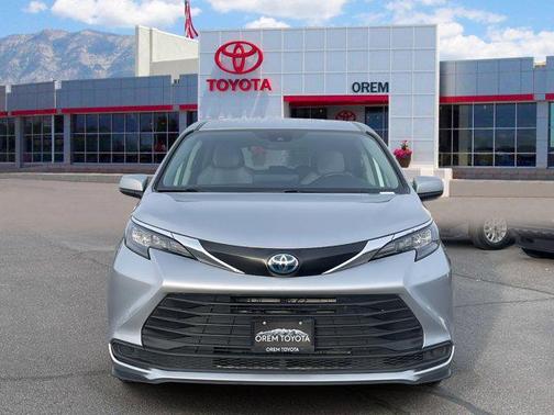 2024 Toyota Sienna LE