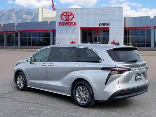 2024 Toyota Sienna LE