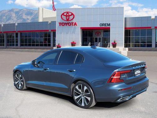 2022 Volvo S60 T5 Momentum