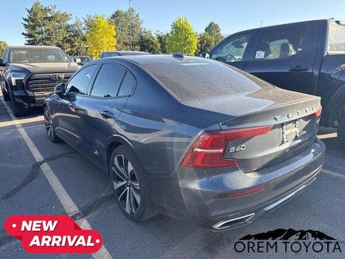 2022 Volvo S60 T5 Momentum