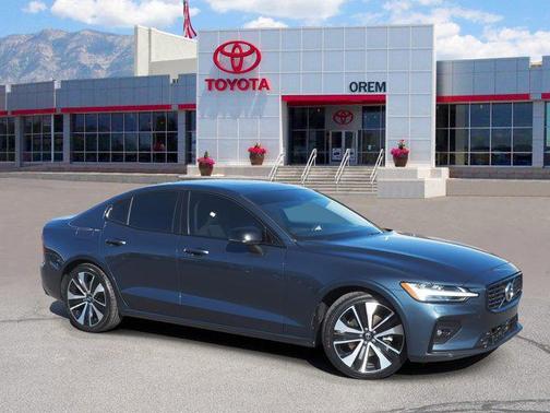 2022 Volvo S60 T5 Momentum