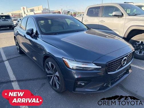 2022 Volvo S60 T5 Momentum