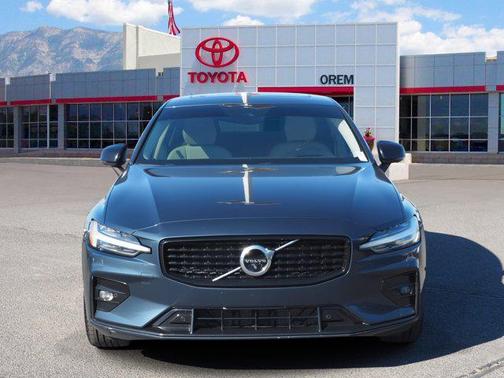 2022 Volvo S60 T5 Momentum