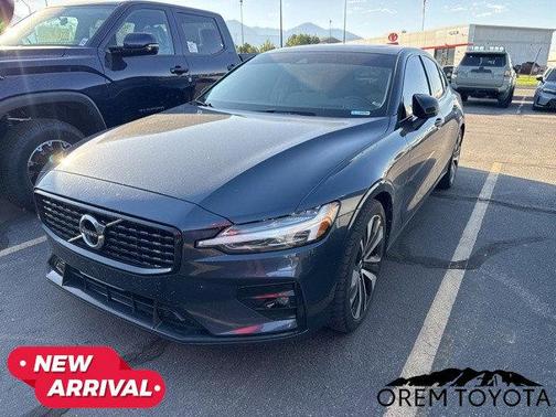 2022 Volvo S60 T5 Momentum