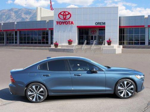 2022 Volvo S60 T5 Momentum