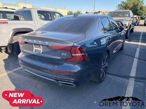 2022 Volvo S60 T5 Momentum