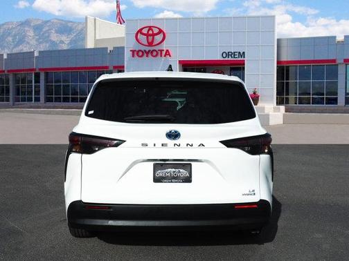 2024 Toyota Sienna LE