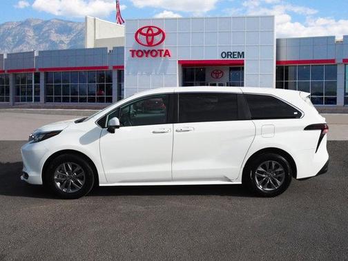 2024 Toyota Sienna LE