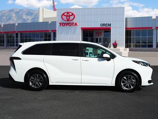2024 Toyota Sienna LE