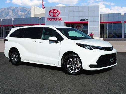 2024 Toyota Sienna LE
