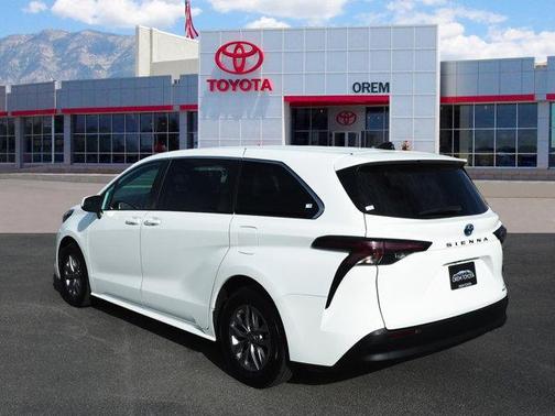 2024 Toyota Sienna LE