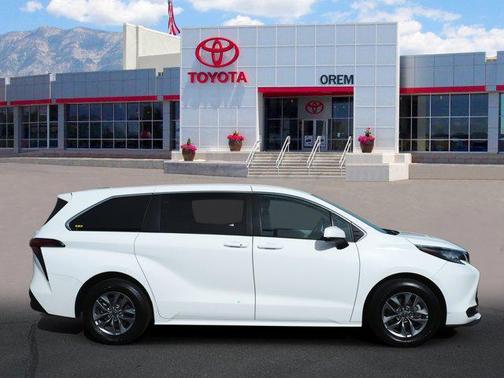 2022 Toyota Sienna LE