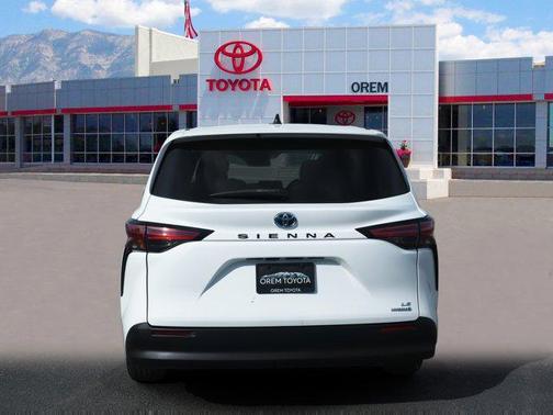 2022 Toyota Sienna LE