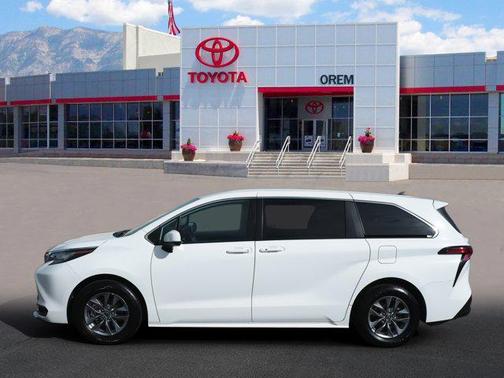 2022 Toyota Sienna LE