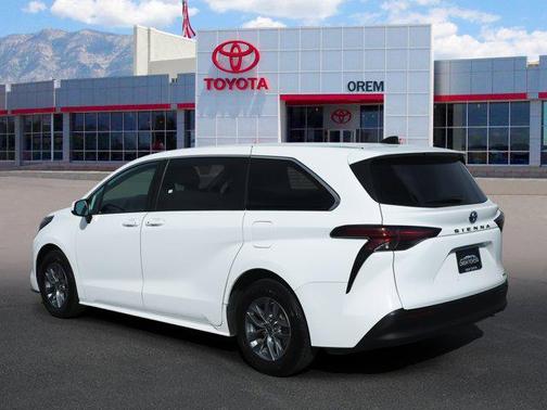 2022 Toyota Sienna LE